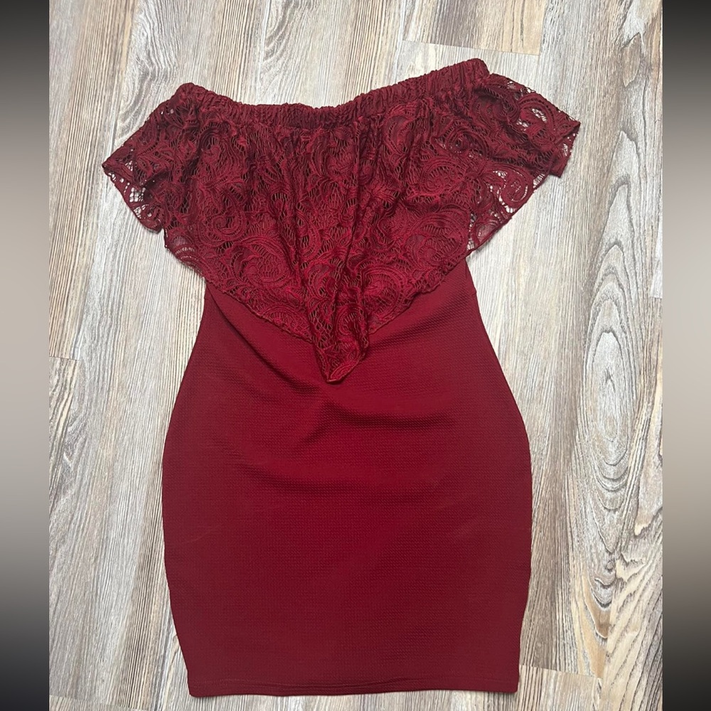 Lace shoulder body con dress